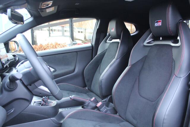 Toyota YARIS 1.6 GR Performance | Parelmoer wit | Incl. bpm