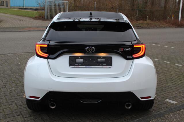 Toyota YARIS 1.6 GR Performance | Parelmoer wit | Incl. bpm