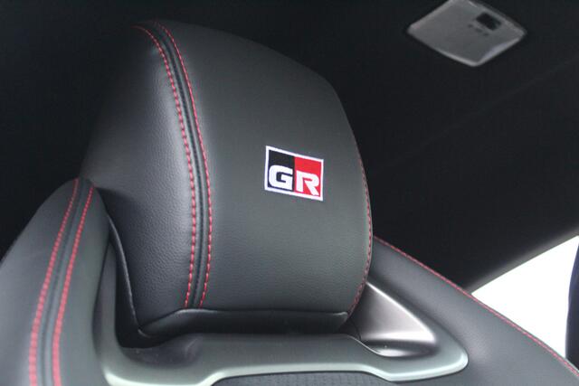 Toyota YARIS 1.6 GR Performance | Parelmoer wit | Incl. bpm