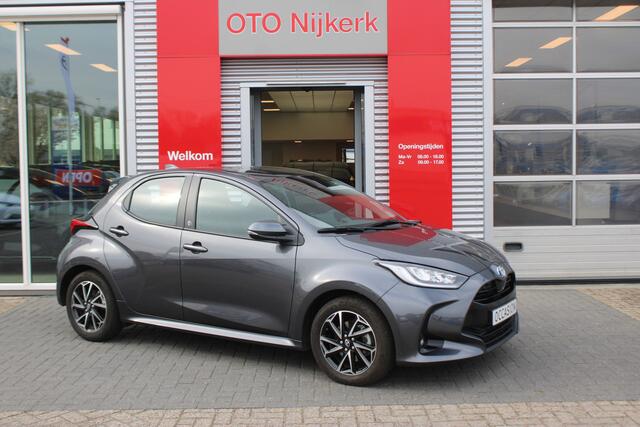 Toyota YARIS 1.5 Hybrid Dynamic met parkeersensoren voor en achter en BSM