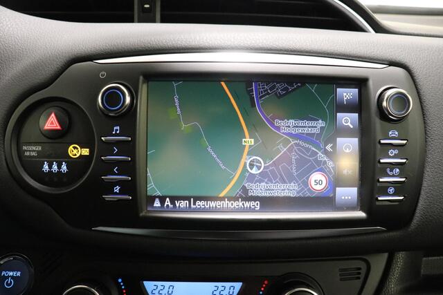 Toyota YARIS 1.5 Hybrid Bi-Tone Navi, Sensoren voor en achter, Parkeercamera, 16" inch lichtmetalen velgen!