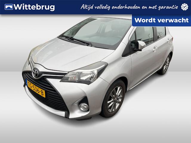 Toyota YARIS 1.0 VVT-i Aspiration Bi-Tone / Metallic lak / Lichtmetaal 15 '' /
