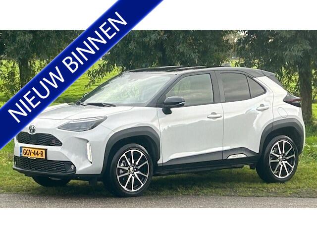 Toyota YARIS Cross 1.5 Hybrid GR SPORT AUTOMAAT 1E EIGENAAR!! NAVIGATIE, APPLE CARPLAY, DAB-RADIO, STOELVERWARMING, HEAD-UP DISPLAY, AMBIËNTEVERLICHTING, DODEHOEK ASSIST, SPOOR ASSIST, ADAPTIVE CRUISE CONTROL, ELEC. ACHTERKLEP, PARKEERHULP VOOR/ACHTER, ACHTERUITRIJCAM