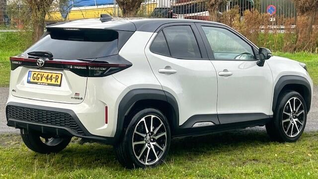 Toyota YARIS Cross 1.5 Hybrid GR SPORT AUTOMAAT 1E EIGENAAR!! NAVIGATIE, APPLE CARPLAY, DAB-RADIO, STOELVERWARMING, HEAD-UP DISPLAY, AMBIËNTEVERLICHTING, DODEHOEK ASSIST, SPOOR ASSIST, ADAPTIVE CRUISE CONTROL, ELEC. ACHTERKLEP, PARKEERHULP VOOR/ACHTER, ACHTERUITRIJCAM