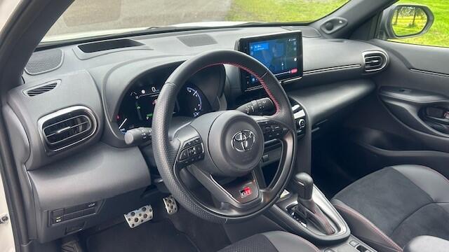 Toyota YARIS Cross 1.5 Hybrid GR SPORT AUTOMAAT 1E EIGENAAR!! NAVIGATIE, APPLE CARPLAY, DAB-RADIO, STOELVERWARMING, HEAD-UP DISPLAY, AMBIËNTEVERLICHTING, DODEHOEK ASSIST, SPOOR ASSIST, ADAPTIVE CRUISE CONTROL, ELEC. ACHTERKLEP, PARKEERHULP VOOR/ACHTER, ACHTERUITRIJCAM
