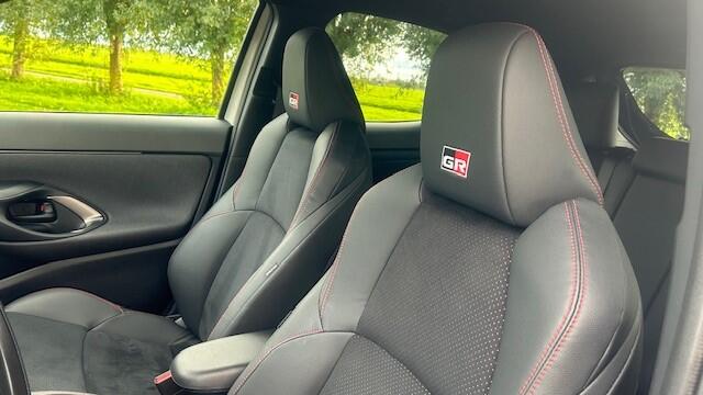 Toyota YARIS Cross 1.5 Hybrid GR SPORT AUTOMAAT 1E EIGENAAR!! NAVIGATIE, APPLE CARPLAY, DAB-RADIO, STOELVERWARMING, HEAD-UP DISPLAY, AMBIËNTEVERLICHTING, DODEHOEK ASSIST, SPOOR ASSIST, ADAPTIVE CRUISE CONTROL, ELEC. ACHTERKLEP, PARKEERHULP VOOR/ACHTER, ACHTERUITRIJCAM