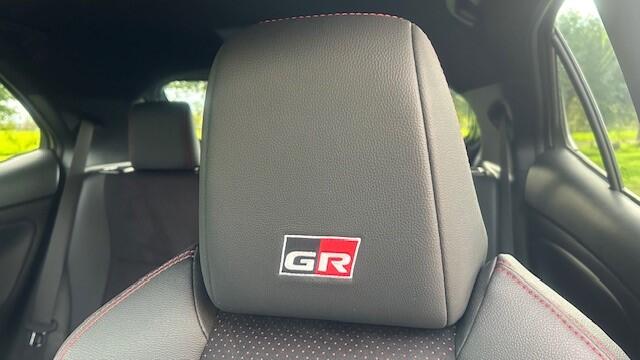 Toyota YARIS Cross 1.5 Hybrid GR SPORT AUTOMAAT 1E EIGENAAR!! NAVIGATIE, APPLE CARPLAY, DAB-RADIO, STOELVERWARMING, HEAD-UP DISPLAY, AMBIËNTEVERLICHTING, DODEHOEK ASSIST, SPOOR ASSIST, ADAPTIVE CRUISE CONTROL, ELEC. ACHTERKLEP, PARKEERHULP VOOR/ACHTER, ACHTERUITRIJCAM