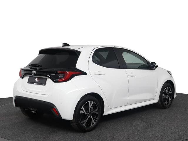 Toyota YARIS 1.5 Hybrid 115 Dynamic | Parkeer sensoren voor + achter | Stuurwiel verwarming | Navigatie |