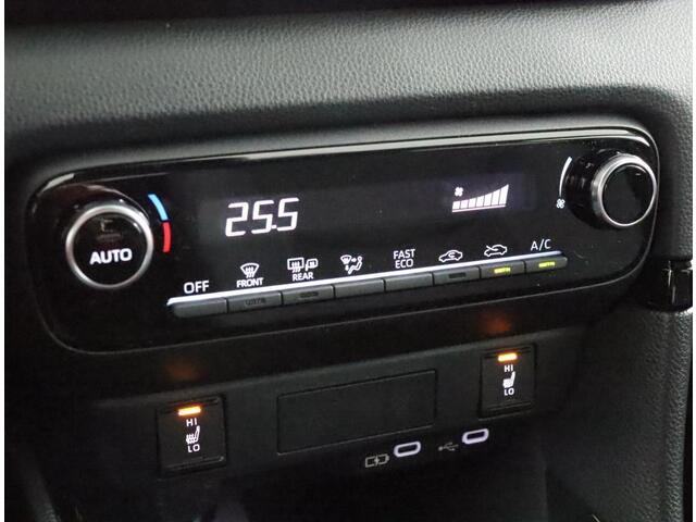 Toyota YARIS 1.5 Hybrid 115 Dynamic | Parkeer sensoren voor + achter | Stuurwiel verwarming | Navigatie |