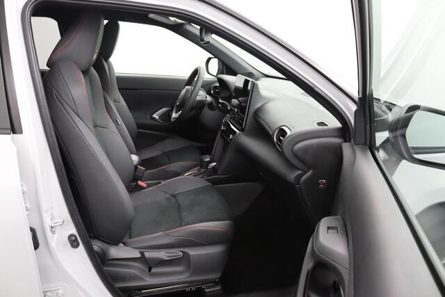 Toyota YARIS Cross 1.5 Hybrid 130 GR Sport | Origineel NL GR-Sport | Lederen Bekleding met Rode GR Stiksels | Grootscherm Navigatie |