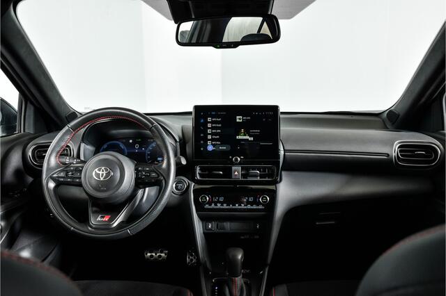 Toyota YARIS Cross 1.5 Hybrid 130 GR Sport Automaat (Nieuw model) | Dig.Cockpit | Adapt.Cruise | Stoel+Stuurverw. | Camera | PDC + NAV + App.Connect (Draadloos) | ECC | LM 18" | 2023