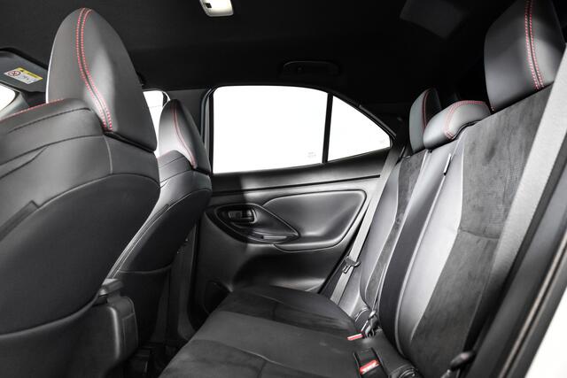 Toyota YARIS Cross 1.5 Hybrid 130 GR Sport Automaat (Nieuw model) | Dig.Cockpit | Adapt.Cruise | Stoel+Stuurverw. | Camera | PDC + NAV + App.Connect (Draadloos) | ECC | LM 18" | 2023
