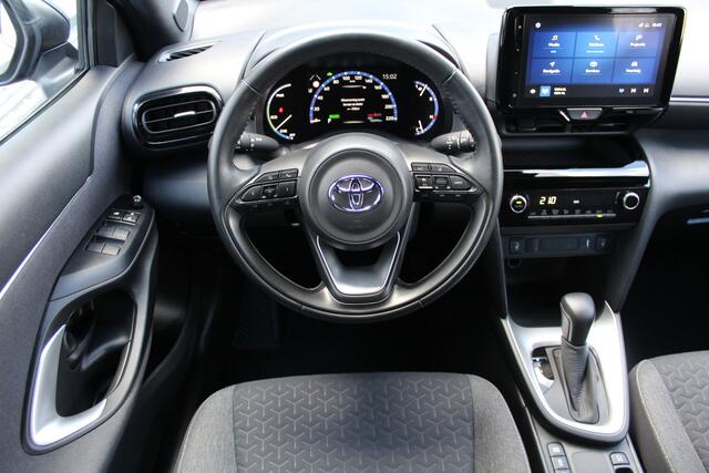 Toyota YARIS Cross 1.5 Hybrid Dynamic | Achteruitrijcamera | Parkeersensoren V+A | Keyless entry/start | Stoelverwarming | Cruise controle | Navigatie | Lane assist | Apple CarPlay/Android Auto | Zwarte hemelbekleding | Climate controle | 17 Inch LMV |
