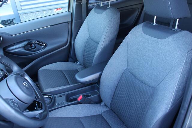 Toyota YARIS Cross 1.5 Hybrid 130PK D-TEAM 9994KM, LED, GROOT SCHERM, STOEL/STUUR VERWARMING