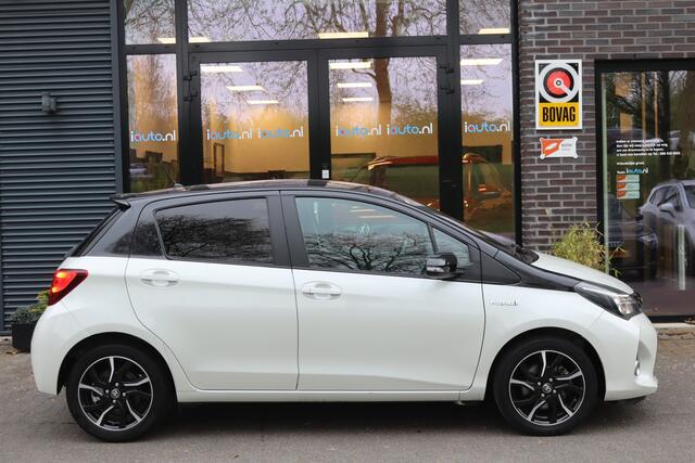 Toyota YARIS 1.5 Hybrid Volcano Bi-Tone Panorama/Keyless/Camera/Navi/Ecc/Crc/LED/16"