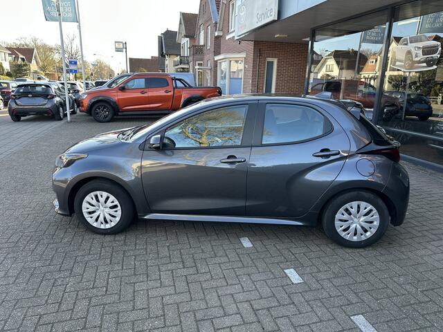 Toyota YARIS 1.5 Hybrid Active slechts 8.257 km! 10 jaar Toyota Garantie! Rijklaar inclusief Toyota Pechhulppas! Apple carplay / Android Auto / parkeercamera / adaptive cruise control / climate control