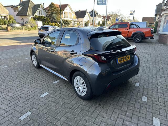 Toyota YARIS 1.5 Hybrid Active slechts 8.257 km! 10 jaar Toyota Garantie! Rijklaar inclusief Toyota Pechhulppas! Apple carplay / Android Auto / parkeercamera / adaptive cruise control / climate control