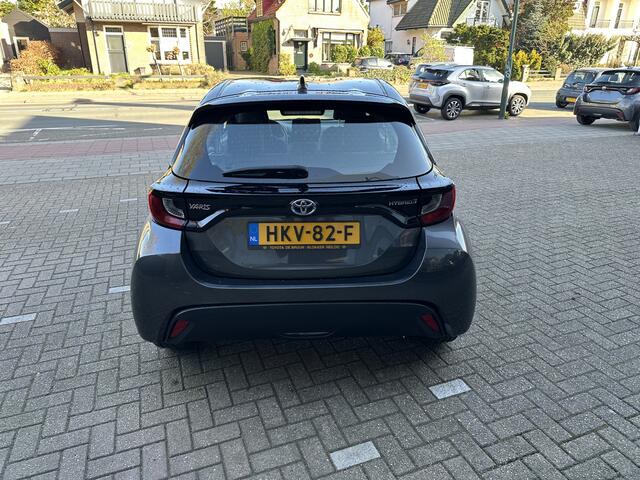 Toyota YARIS 1.5 Hybrid Active slechts 8.257 km! 10 jaar Toyota Garantie! Rijklaar inclusief Toyota Pechhulppas! Apple carplay / Android Auto / parkeercamera / adaptive cruise control / climate control