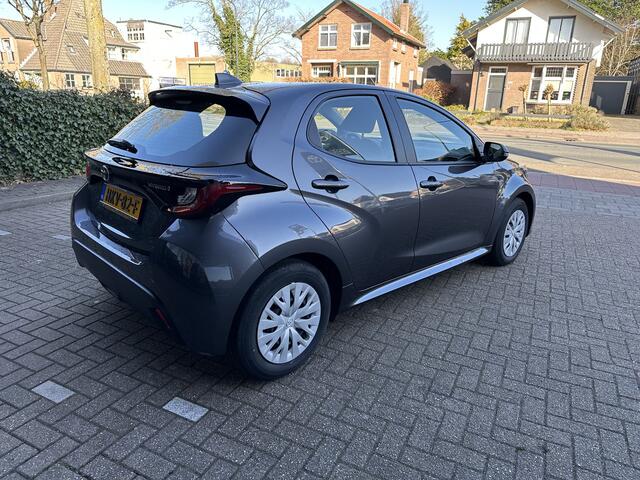 Toyota YARIS 1.5 Hybrid Active slechts 8.257 km! 10 jaar Toyota Garantie! Rijklaar inclusief Toyota Pechhulppas! Apple carplay / Android Auto / parkeercamera / adaptive cruise control / climate control