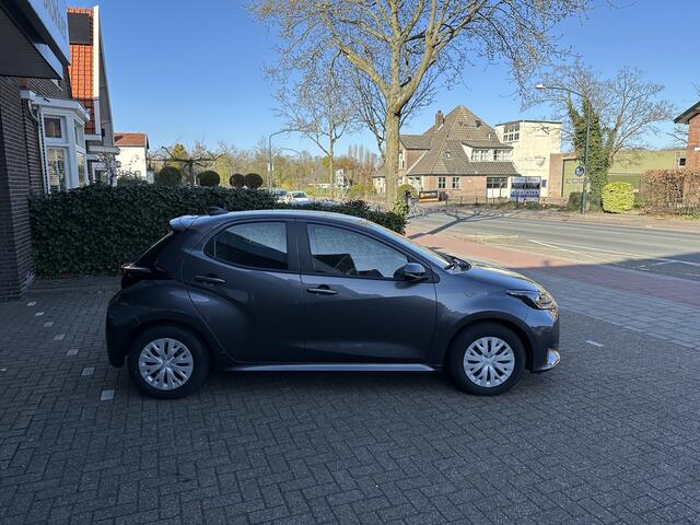 Toyota YARIS 1.5 Hybrid Active slechts 8.257 km! 10 jaar Toyota Garantie! Rijklaar inclusief Toyota Pechhulppas! Apple carplay / Android Auto / parkeercamera / adaptive cruise control / climate control