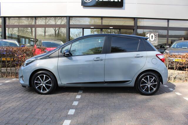 Toyota YARIS 1.5 VVT-i Dynamic Bi-Tone | Rijklaar | Trekhaak | Stoelverw. | Keyless | Camera | Clima | Cruise | Regensensor