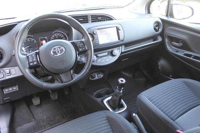 Toyota YARIS 1.5 VVT-i Dynamic Bi-Tone | Rijklaar | Trekhaak | Stoelverw. | Keyless | Camera | Clima | Cruise | Regensensor