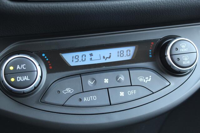 Toyota YARIS 1.5 VVT-i Dynamic Bi-Tone | Rijklaar | Trekhaak | Stoelverw. | Keyless | Camera | Clima | Cruise | Regensensor