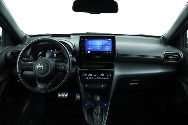 Toyota YARIS Cross 1.5 Hybrid GR Sport | Parkeer sensoren | Stoelverwarming | Navigatie | Keyless |
