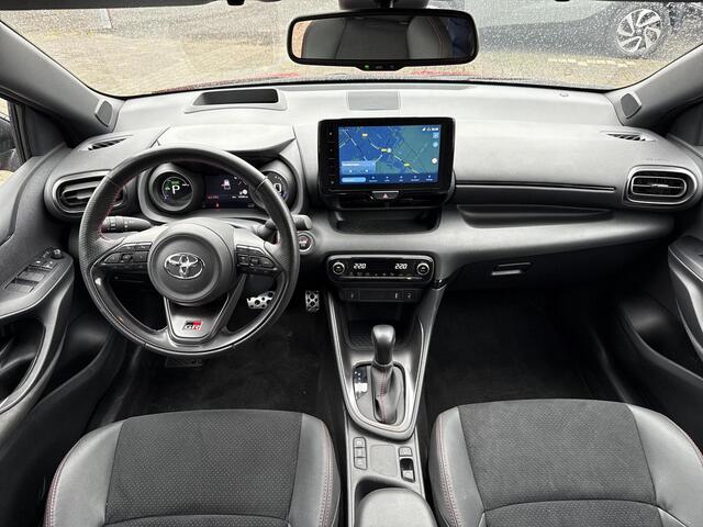 Toyota YARIS 1.5 Hybrid GR Sport **STOEL EN STUURWIELVERWARMING/ HEAD UP DISPLAY/ DODEHOEK DETECTIE/ 36 MAANDEN GARANTIE**