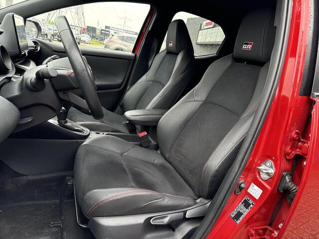 Toyota YARIS 1.5 Hybrid GR Sport **STOEL EN STUURWIELVERWARMING/ HEAD UP DISPLAY/ DODEHOEK DETECTIE/ 36 MAANDEN GARANTIE**