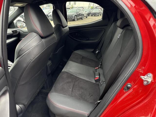 Toyota YARIS 1.5 Hybrid GR Sport **STOEL EN STUURWIELVERWARMING/ HEAD UP DISPLAY/ DODEHOEK DETECTIE/ 36 MAANDEN GARANTIE**