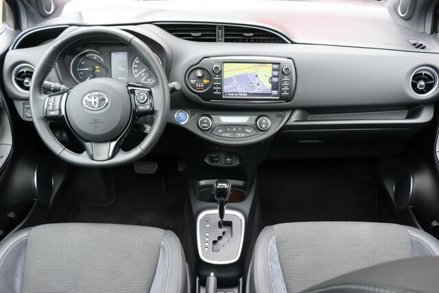 Toyota YARIS 1.5 Hybrid Premium, Panorama dak, Half lederen bekleding, Navigatie, 16" LM velgen, Keyless entry, Cruise control!