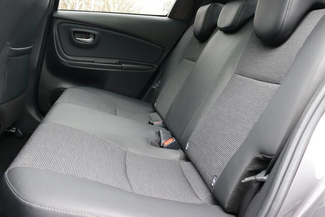 Toyota YARIS 1.5 Hybrid Premium, Panorama dak, Half lederen bekleding, Navigatie, 16" LM velgen, Keyless entry, Cruise control!