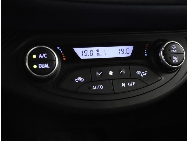 Toyota YARIS 1.5 Hybrid Bi-Tone | Keyless entry | Parkeer camera | Cruise control |