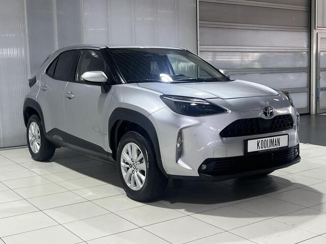 Toyota YARIS Cross Dynamic edition | Parkeersensoren voor + achter | Smart key | Privacy glass | Apple Carplay & Android Auto | Navigatie