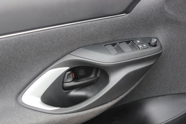 Toyota YARIS Cross 1.5 Hybrid Dynamic Navi/Carplay, 17", All Season, Nieuwstaat.