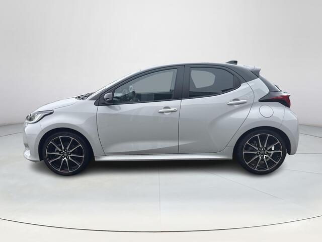Toyota YARIS 1.5 Hybrid GR Sport **PANORAMADAK/ JBL/ HEAD-UP DISPLAY/ STUUR- EN STOELVERWARMING/ DODEHOEKDETECTIE/ 36 MAANDEN GARANTIE**