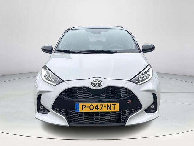 Toyota YARIS 1.5 Hybrid GR Sport **PANORAMADAK/ JBL/ HEAD-UP DISPLAY/ STUUR- EN STOELVERWARMING/ DODEHOEKDETECTIE/ 36 MAANDEN GARANTIE**