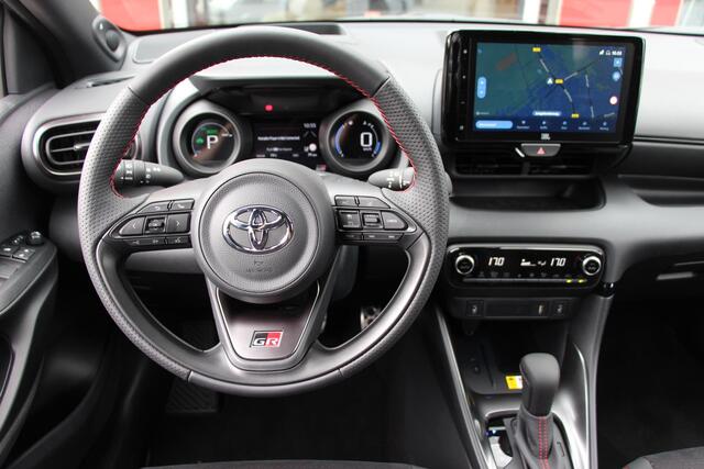 Toyota YARIS 1.5 Hybrid GR Sport **PANORAMADAK/ JBL/ HEAD-UP DISPLAY/ STUUR- EN STOELVERWARMING/ DODEHOEKDETECTIE/ 36 MAANDEN GARANTIE**