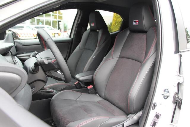 Toyota YARIS 1.5 Hybrid GR Sport **PANORAMADAK/ JBL/ HEAD-UP DISPLAY/ STUUR- EN STOELVERWARMING/ DODEHOEKDETECTIE/ 36 MAANDEN GARANTIE**