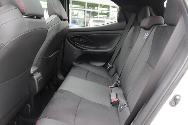 Toyota YARIS 1.5 Hybrid GR Sport **PANORAMADAK/ JBL/ HEAD-UP DISPLAY/ STUUR- EN STOELVERWARMING/ DODEHOEKDETECTIE/ 36 MAANDEN GARANTIE**