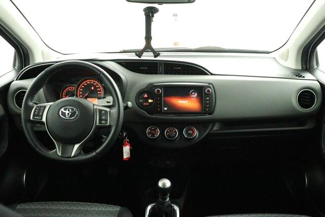Toyota YARIS 1.3 VVT-i Aspiration Bi-Tone | Airco | Cruise-Control | Parkeercamera | Lichtmetalen-Velgen |