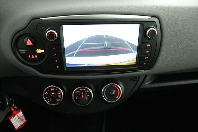 Toyota YARIS 1.3 VVT-i Aspiration Bi-Tone | Airco | Cruise-Control | Parkeercamera | Lichtmetalen-Velgen |