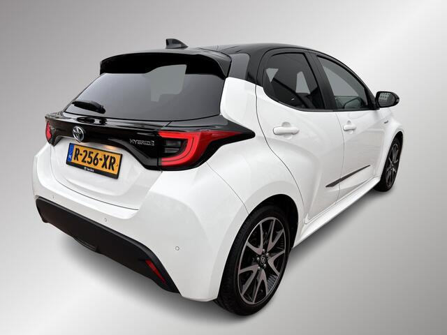 Toyota YARIS 1.5 Hybrid Dynamic limited Bitone, Stoelverwarming , Parkeersensoren achter, Apple carplay, Android auto.