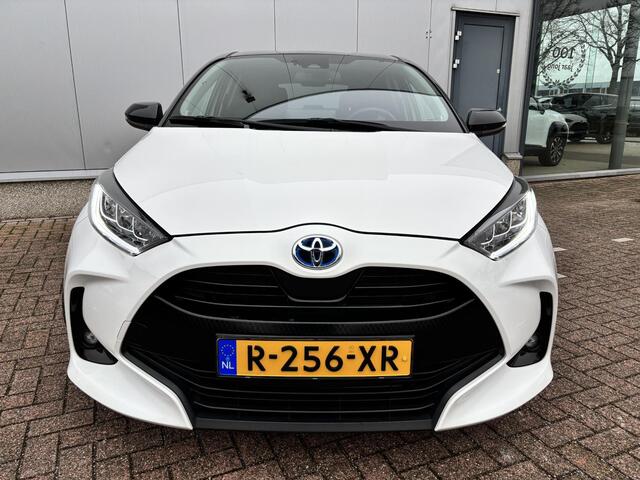 Toyota YARIS 1.5 Hybrid Dynamic limited Bitone, Stoelverwarming , Parkeersensoren achter, Apple carplay, Android auto.
