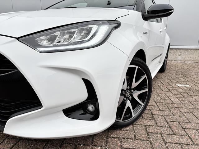 Toyota YARIS 1.5 Hybrid Dynamic limited Bitone, Stoelverwarming , Parkeersensoren achter, Apple carplay, Android auto.