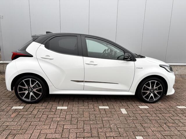 Toyota YARIS 1.5 Hybrid Dynamic limited Bitone, Stoelverwarming , Parkeersensoren achter, Apple carplay, Android auto.