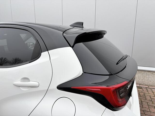Toyota YARIS 1.5 Hybrid Dynamic limited Bitone, Stoelverwarming , Parkeersensoren achter, Apple carplay, Android auto.