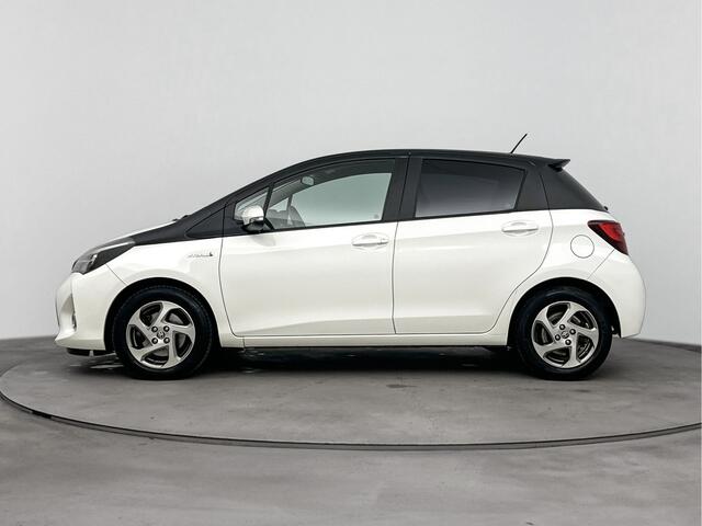 Toyota YARIS 1.5 Hybrid Trend Bi-Tone | Navigatie | Parkeercamera | Cruise en Climate Control |