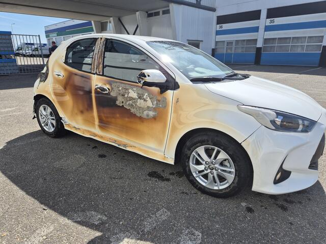 Toyota YARIS 1.5 Hybrid 115 First Edition BELG SCHROEISCHADE RECHTS 18.500km